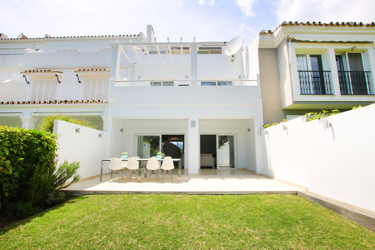 En venta Casa adosada contemporánea, La Quinta, Málaga, Andalucía, España